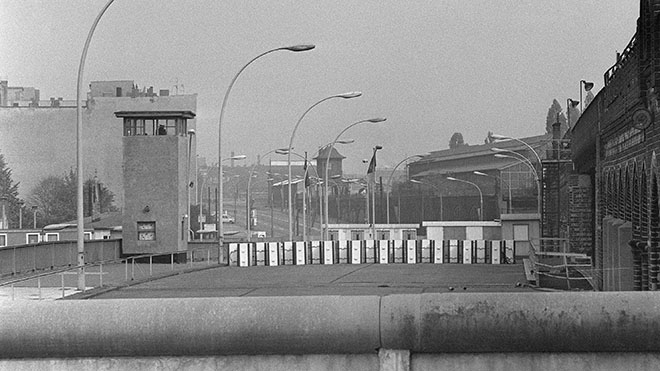 تم التقاط الصورة في 13 أكتوبر 1976 ، برج مراقبة على جسر Oberbaumbruecke على نهر سبري ، والذي يمثل الحدود بين الشرق (القطاع السوفيتي) وبرلين الغربية (القطاع الأمريكي) في برلين